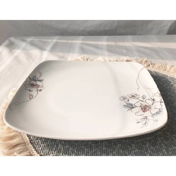 Square ceramic plate printed with decorative patterns for restaurants and hotels